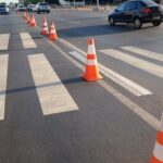 Rua em Brasília com sinalizações educativas de trânsito do Detran-DF, promovendo segurança viária.