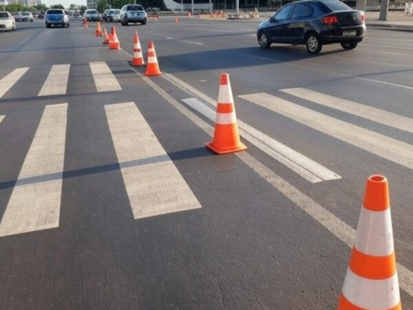 Rua em Brasília com sinalizações educativas de trânsito do Detran-DF, promovendo segurança viária.