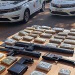 Viaturas da Polícia Civil do DF com drogas e armas apreendidas na Operação Agile em Brasília.