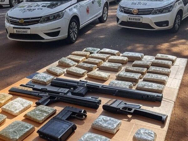 Viaturas da Polícia Civil do DF com drogas e armas apreendidas na Operação Agile em Brasília.