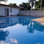 Piscina residencial vazia no Núcleo Bandeirante, com fita de isolamento, representando local de afogamento em Brasília.