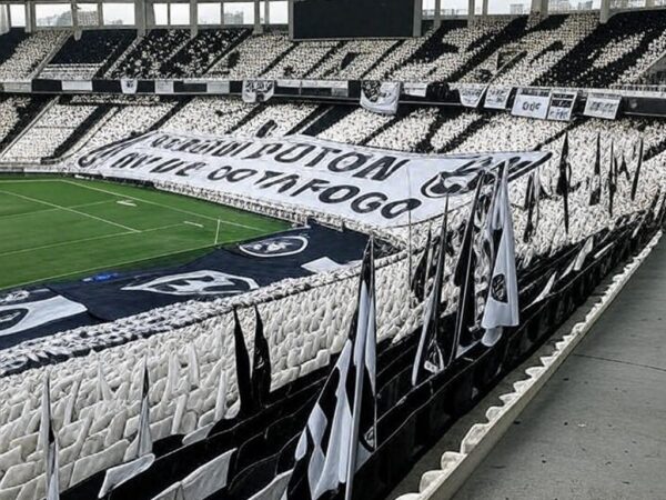 Estádio Nilton Santos com faixas de protesto de torcedores do Botafogo antes de jogo contra o Bangu.