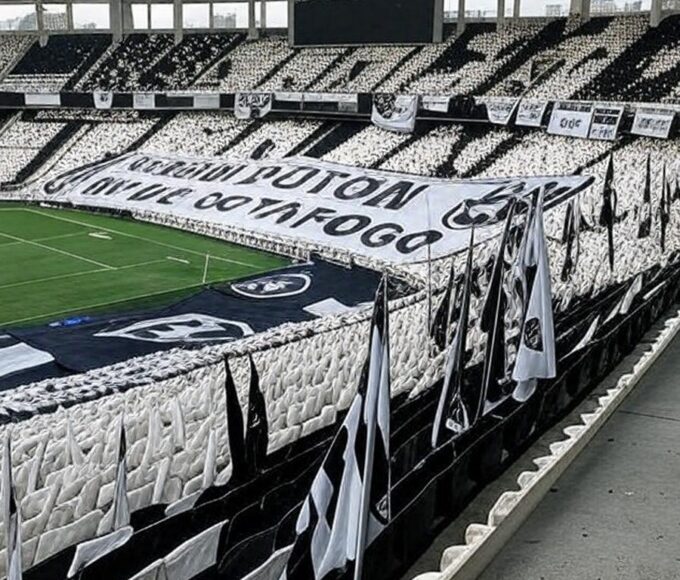 Estádio Nilton Santos com faixas de protesto de torcedores do Botafogo antes de jogo contra o Bangu.