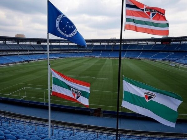 Estádio de futebol no Brasil com bandeiras do Cruzeiro e São Paulo, representando final da Copinha após 19 anos.