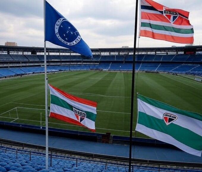 Estádio de futebol no Brasil com bandeiras do Cruzeiro e São Paulo, representando final da Copinha após 19 anos.