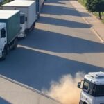 Rua no Gama com caminhões causando transtornos em área residencial no Distrito Federal.