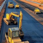 Obras de drenagem e recapeamento na DF-290 em Santa Maria, com máquinas e equipamentos em rodovia suburbana no Distrito Federal.