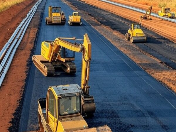 Obras de drenagem e recapeamento na DF-290 em Santa Maria, com máquinas e equipamentos em rodovia suburbana no Distrito Federal.