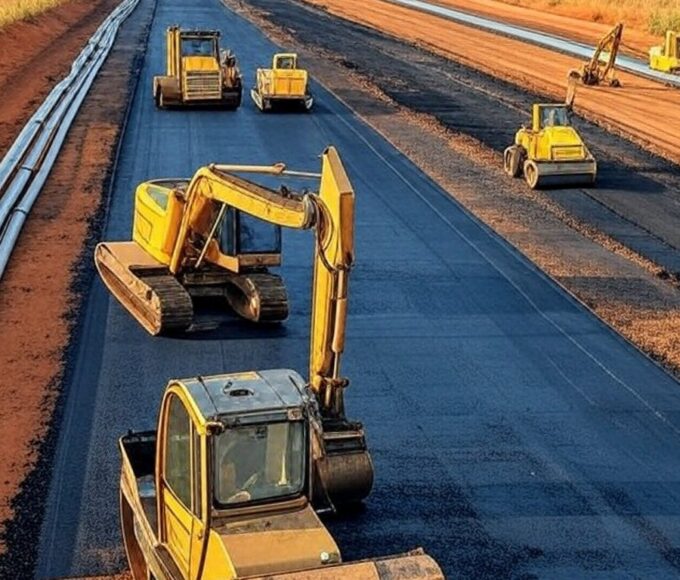 Obras de drenagem e recapeamento na DF-290 em Santa Maria, com máquinas e equipamentos em rodovia suburbana no Distrito Federal.