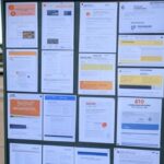 Quadro de avisos com anúncios de vagas de emprego em Brasília, Distrito Federal.