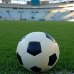 Campo de futebol no Brasil com bola solitária, representando saída de Lucas Paquetá do West Ham.