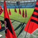 Estádio Maracanã com bandeiras do Flamengo, representando o retorno de Lucas Paquetá ao clube até 2026.