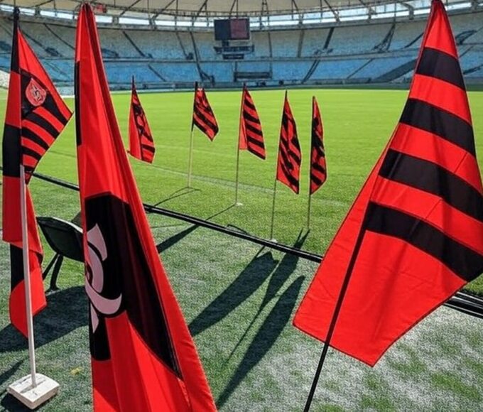 Estádio Maracanã com bandeiras do Flamengo, representando o retorno de Lucas Paquetá ao clube até 2026.