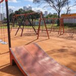 Playground no Taguaparque com brinquedos adaptados para inclusão de crianças com deficiência no DF.