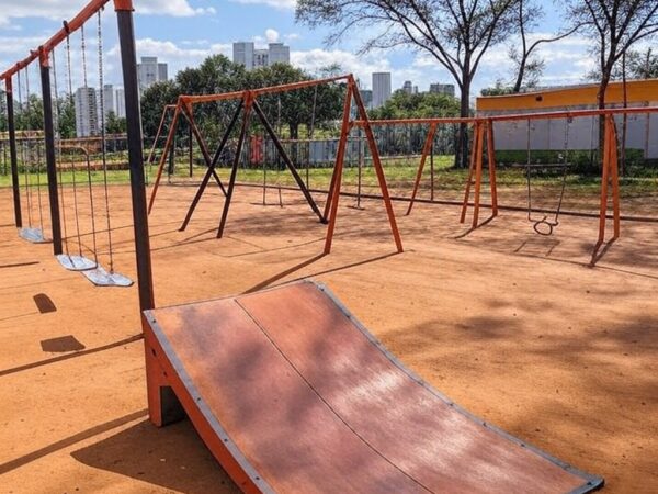 Playground no Taguaparque com brinquedos adaptados para inclusão de crianças com deficiência no DF.