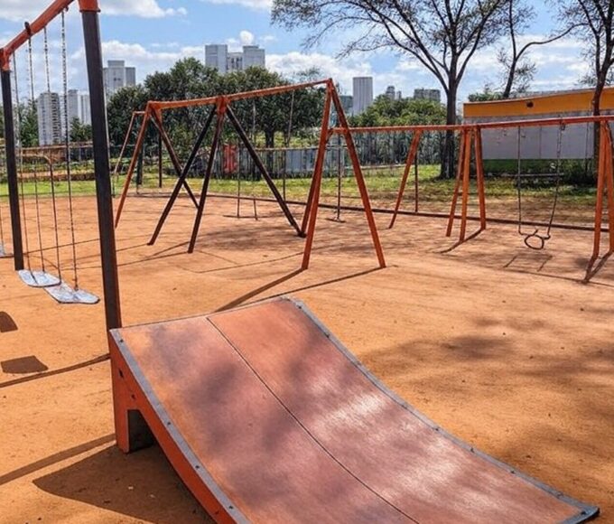 Playground no Taguaparque com brinquedos adaptados para inclusão de crianças com deficiência no DF.