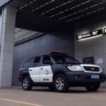 Estação de metrô em Brasília com viatura da polícia estacionada, representando prisão por lesão corporal.