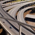 Viaduto entre Recanto das Emas e Riacho Fundo II aliviando tráfego no DF, com rodovias elevadas e paisagem urbana de Brasília.