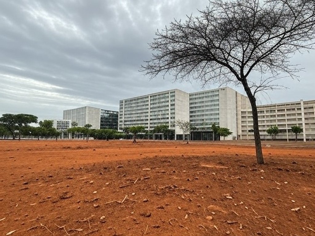 Rua em Brasília com pouca arborização, expondo falhas na política ambiental e desigualdades no DF.