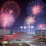 Fogos de artifício sobre a Esplanada dos Ministérios em Brasília no Réveillon, celebrando ano sem crimes violentos.