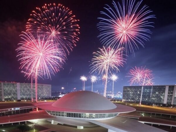 Fogos de artifício sobre a Esplanada dos Ministérios em Brasília no Réveillon, celebrando ano sem crimes violentos.