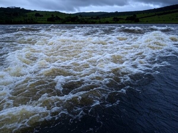 Reservatório do Descoberto transbordando no Distrito Federal, com risco de inundações na paisagem brasileira.