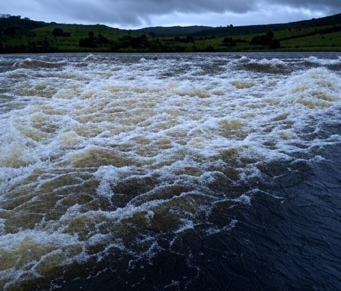 Reservatório do Descoberto transbordando no Distrito Federal, com risco de inundações na paisagem brasileira.