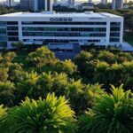 Edifício da Caesb em Brasília sob céu nublado, representando incertezas em resultados de concurso público.