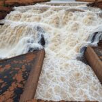 Reservatório do Descoberto transbordando no DF, expondo falhas no abastecimento hídrico.