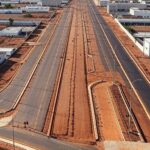 Obras de pavimentação e ciclovias em rua de Ceilândia, com asfalto e marcações em construção no ambiente urbano do DF.