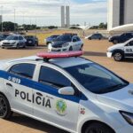 Viaturas da Polícia Militar na Esplanada dos Ministérios em Brasília, com Congresso Nacional ao fundo, para esquema de segurança em atos de 8 de janeiro.