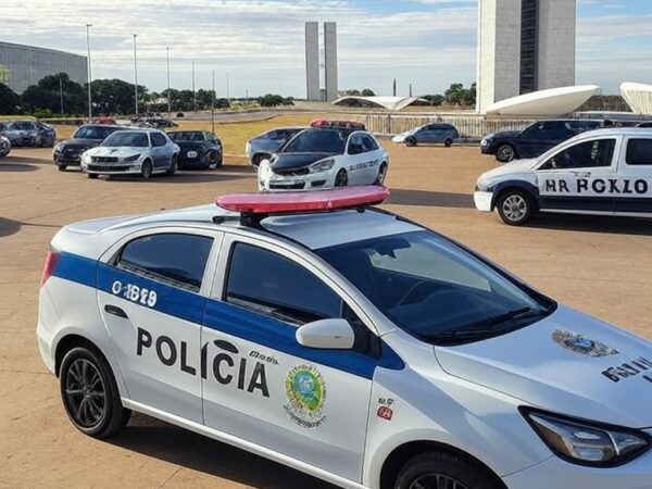 Viaturas da Polícia Militar na Esplanada dos Ministérios em Brasília, com Congresso Nacional ao fundo, para esquema de segurança em atos de 8 de janeiro.