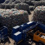 Complexo de reciclagem moderno no DF com equipamentos de triagem e materiais recicláveis, representando investimento de R$ 5,268 milhões do GDF.