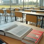 Mesa com livros de educação antirracista em sala de aula em Brasília, representando parceria SEEDF e OAB-DF no DF.