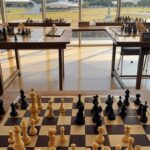Biblioteca Nacional de Brasília com tabuleiros de xadrez para o torneio Brasília Chess Open, reunindo enxadristas por prêmios de R$ 22 mil.