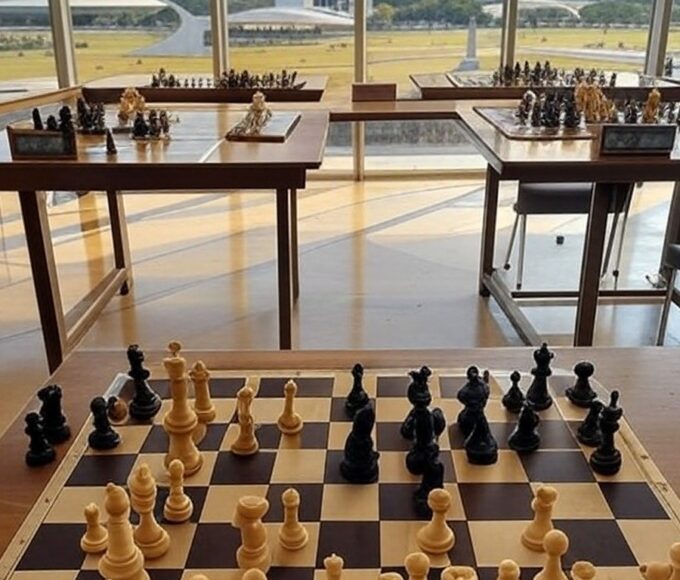 Biblioteca Nacional de Brasília com tabuleiros de xadrez para o torneio Brasília Chess Open, reunindo enxadristas por prêmios de R$ 22 mil.