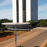 Comunidade vulnerável no DF com banners de combate a drogas, em parceria da Sejus-DF.