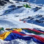 Paisagem nevada de pista de esqui com bandeira brasileira, representando conquista de prata na Copa do Mundo.