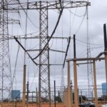 Subestação elétrica no DF com cabos danificados por tentativa de furto e viaturas policiais ao fundo.