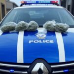 Viatura da Rotam da PMDF ao lado de carro com pacotes de maconha em rua de Santa Maria, DF.