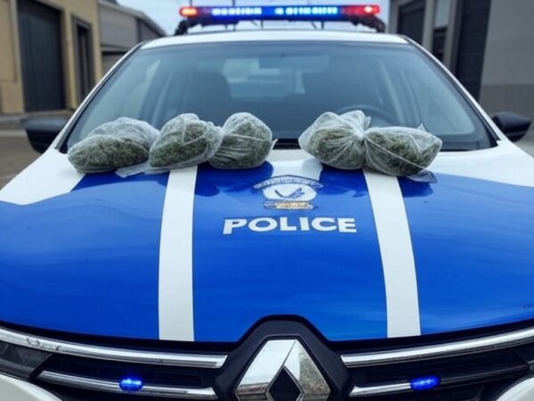 Viatura da Rotam da PMDF ao lado de carro com pacotes de maconha em rua de Santa Maria, DF.