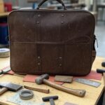 Carteiras escolares sendo reformadas em oficina de penitenciária no DF para ressocialização de reeducandos.