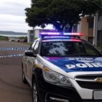 Viatura da polícia em rua do Lago Norte após perseguição com baleados, Brasília.