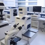 Laboratório moderno de anatomia patológica no Hospital de Base, Brasília, com equipamentos tecnológicos para modernização.