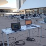 Sala comunitária em Arapoanga com computadores para oficinas gratuitas de tecnologia no projeto ByteZone.