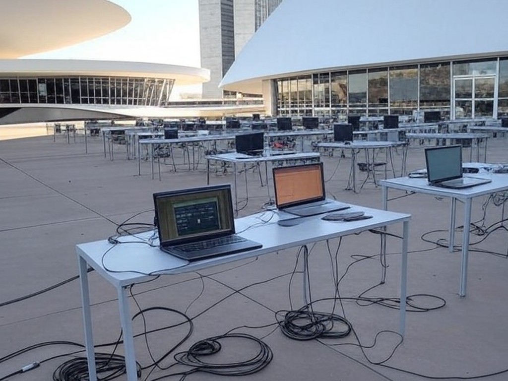 Sala comunitária em Arapoanga com computadores para oficinas gratuitas de tecnologia no projeto ByteZone.