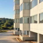 Prédio residencial no Guará, representando inscrições para curso gratuito de formação de síndicos.