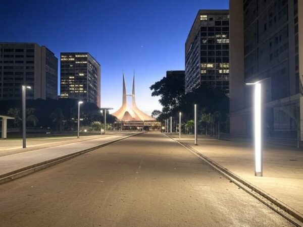 Rua noturna em Brasília com luminárias reformadas pela CEB IPes, promovendo economia de energia no DF.