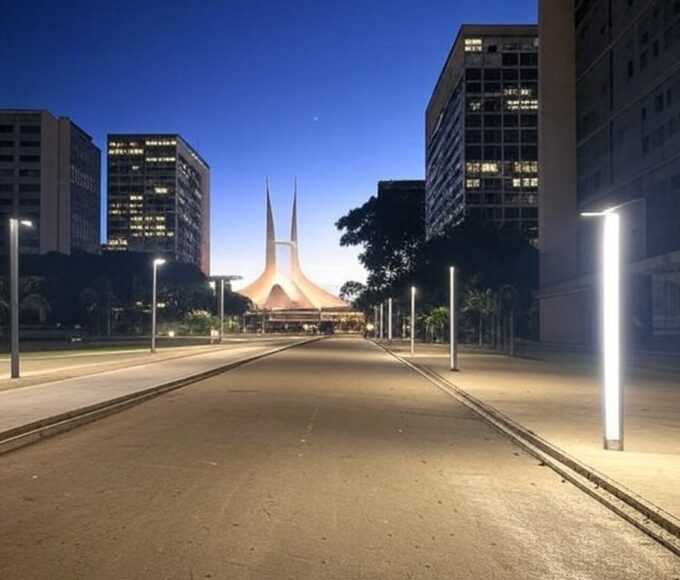 Rua noturna em Brasília com luminárias reformadas pela CEB IPes, promovendo economia de energia no DF.