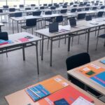 Sala de capacitação do Projeto Protagonista da Casa em Brasília, com materiais educativos para mulheres no DF.